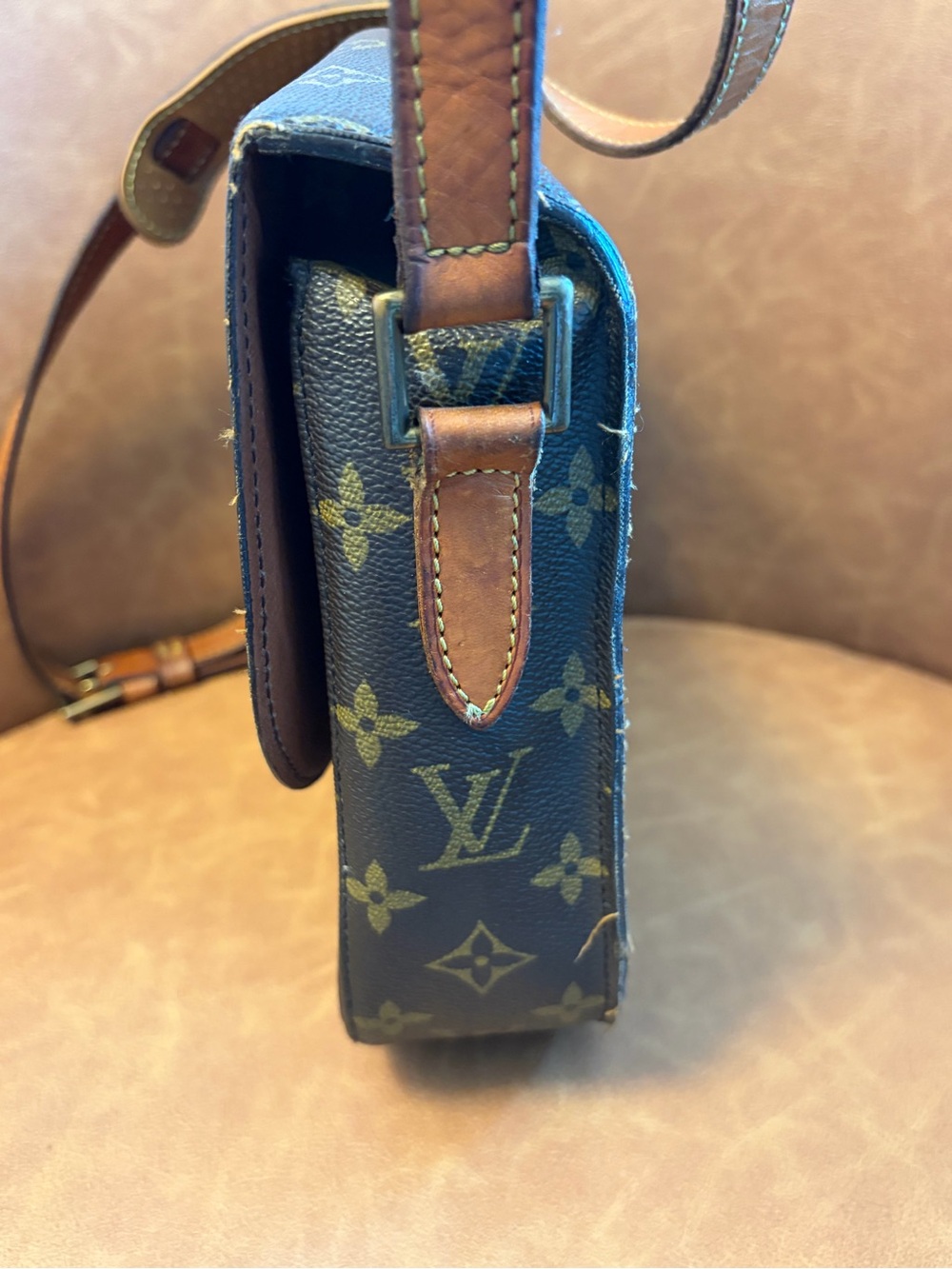 Authentic Louis Vuitton Monogram Saint Cloud GM Crossbody Bag - Picture 2 of 9